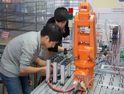 学生操作ABB机器人.jpg